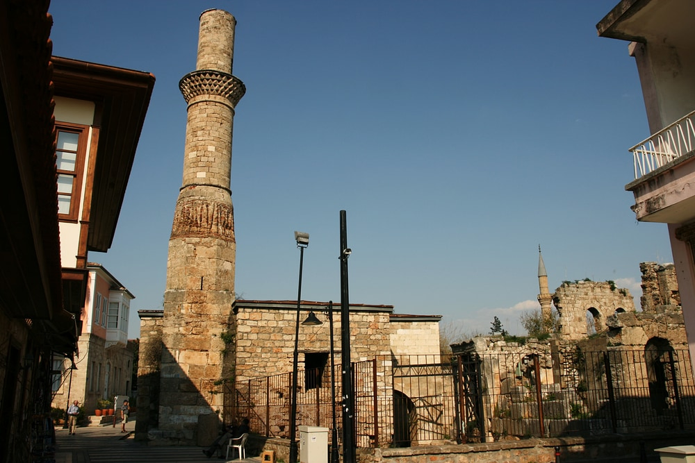 مناره شکسته در شهر قدیم آنتالیا